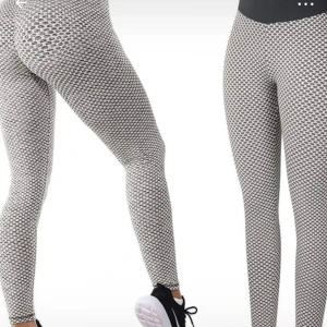 Gråvita scrunch-leggings med mönster - Säljer ett par gråvita träningsbyxor med coolt bikakemönster och scrunch-detalj bak. Hög midja i mörkgrått och stretchigt syntetmaterial som sitter tight och formar. Perfekta för gymmet eller chill. Supersnygga och trendiga!