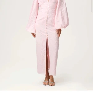 Adoore Positano - Adoore Positano pink embroidery, använd 1 gång under en student. Säljes då den känns lite för liten för mig. 