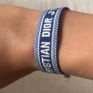 Blått armband från dior  - Säljer ett blått armband från dior för en billig peng, skicket är 10/10 och armbandet är aldrig använt. Kontakta mig vid frågor🤝