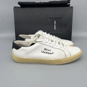 Saint laurent sl/06 court sneakers - Säljer dessa riktigt schyssta saint laurent skorna, skorna är sparsamt använda och i bra skick, Box och dustbag medföljer, hör av vid funderingar!