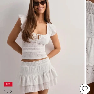 Vit volangkjol från Nelly XS - Vit volangkjol ifrån Nelly i storlek xs, också helt ny och aldrig använd💞prislappen kvar 