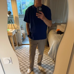 Blå ARKET t-shirt i bomull M - Oversized t-shirt från Arket i tjock bomull. Snygg mörkblå färg som passar skitbra till ljusa linnebrallor. Knappt använd.