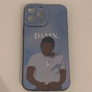 Kendrick Lamar Mobilskal - Passar till IPhone 13 Pro Max! Mobilskal med print av Kendrick Lamar på baksidan