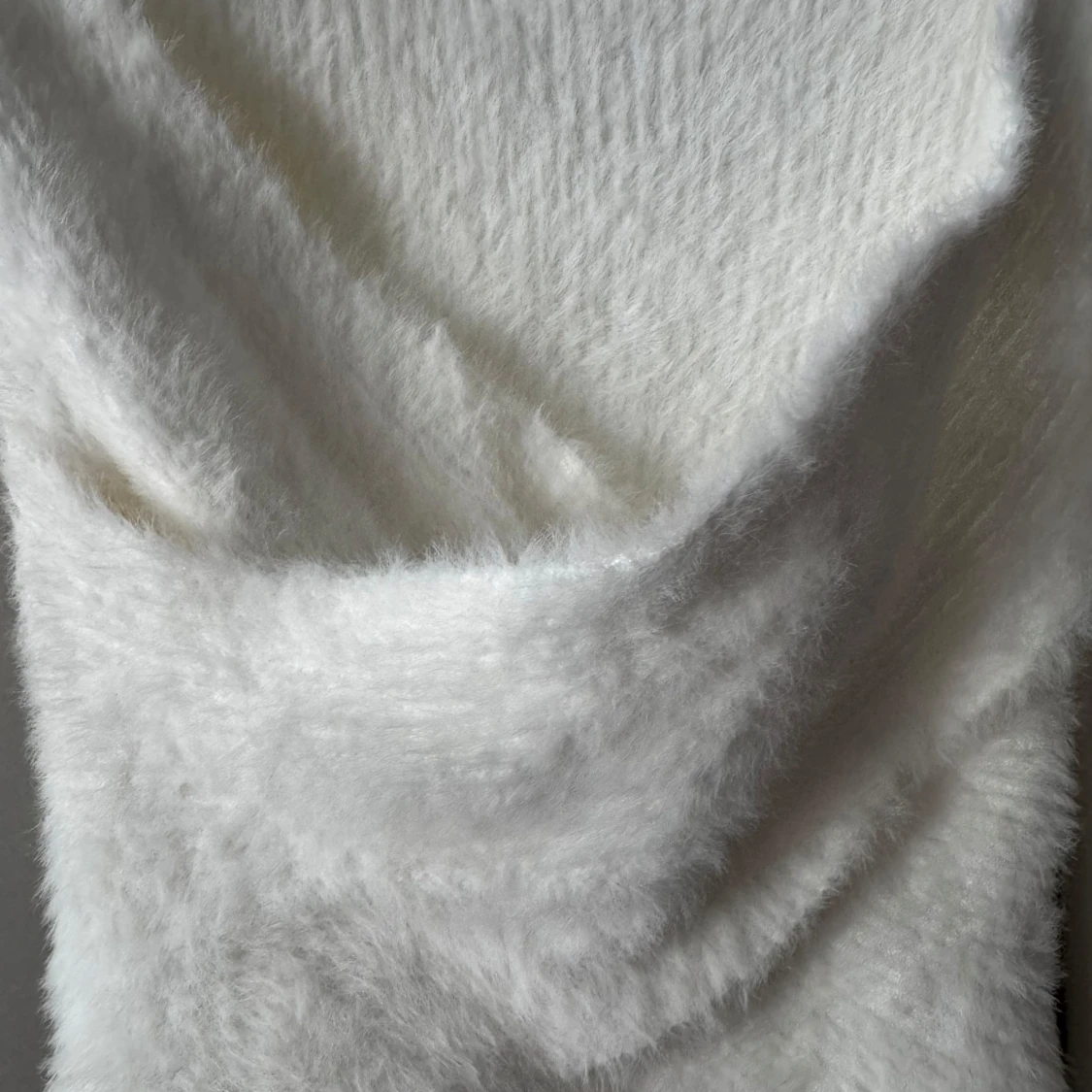 Vit fluffig croppad omlottopp - 2