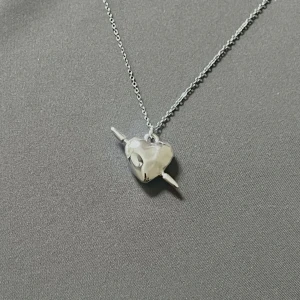 Tuvstarr’s Heart Inspired - Silver Heart Arrow - 40 + 5 cm. Rost- & nickel-fri stainless steel.