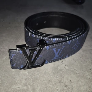 Ekta blå och svart Louis vuitton belte  - Det är en bra märke belte och skön att ha på blå och svart 