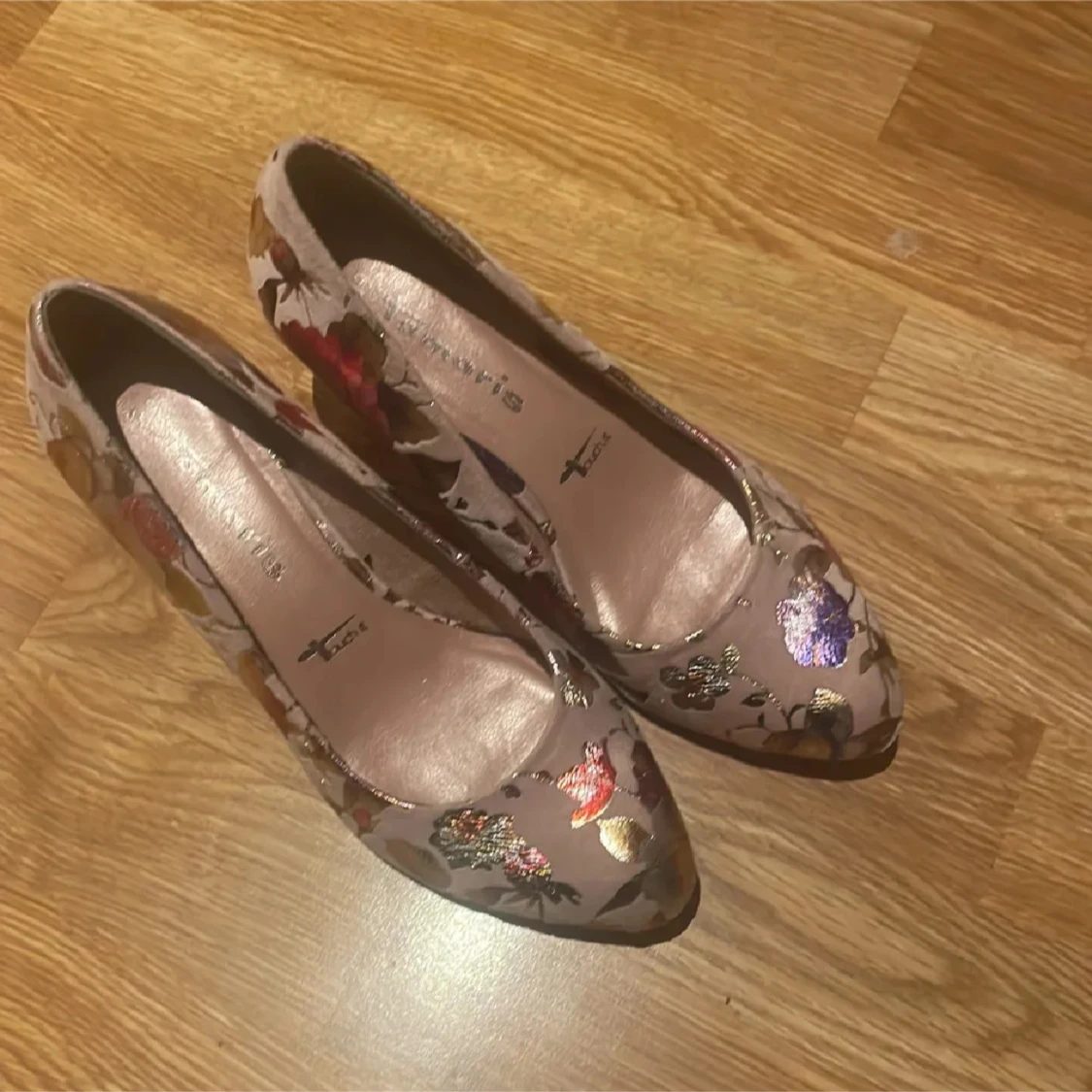 Blommiga pumps från Tamaris, stl 39 - 4