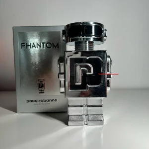 Paco rabanne Phantom - En perfekt all around parfym som passar till sommaren lika till vintern. Noter av citrus, vanilj, lavender som gör det en väldigt fräsch och god parfym. Det är halva kvar som visas i första bilden