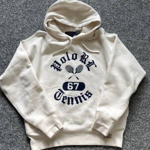 Polo Ralph Lauren hoodie - Vit hoodie från Polo Ralph Lauren med vintage fit. Klassisk huva med snörning och ribbade muddar. Hoodien är använd två gånger och har inga defekter. Storlek S och sitter riktigt bra. Nypris 2400kr
