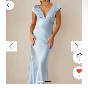 Ljusblå balklänning med öppen rygg - Supersnygg ljusblå blåklänning i satinliknande material med djup v-ringning och öppen rygg. Använd endast en gång till min bal, inga defekter på den💓