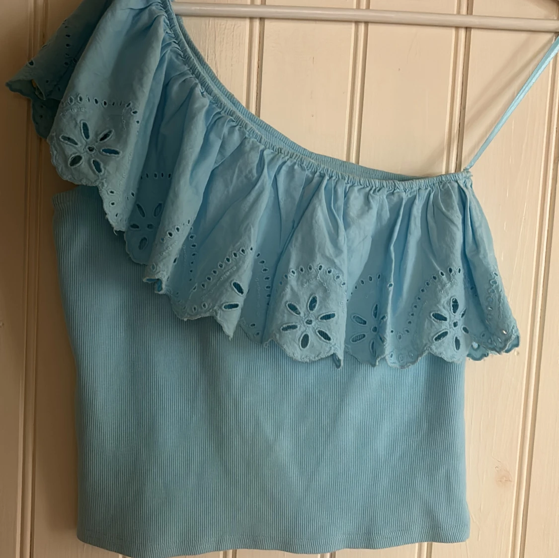 Ljusblå oneshoulder topp från Zara - 2