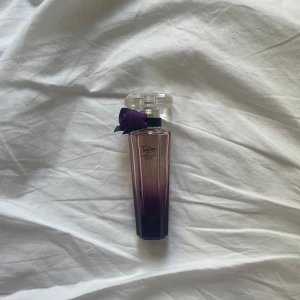 Midnight roses parfym  - Supergod parfym från Lancome! Tréson midnight roses💕 ca 60% kvar och flaskan är 30ml och kostar drygt 700kr ny💕