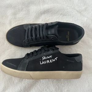 Svarta Saint Laurent sneakers - Säljer mina Saint Laurent skor då jag vill skaffa mig andra, dom är använda några gånger men fortfarande som nya skicket är 7.5/10. Om priset ej passar det bara att skicka bud,  men inga skambud ! 😊