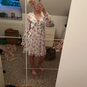 Blommig kortklänning från Vero Moda - Supersöt kortklänning från Vero Moda, endast använd en gång!💕💕☀️