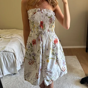 Blommig klänning  - Suuuuuper söt klänning från hm🍒🍒🍒