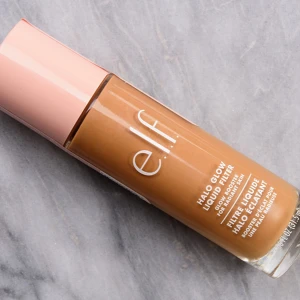 e.l.f. Halo Glow Liquid Filter - Glow booster i flytande form från e.l.f. i en varm, mediumbrun nyans.shade 5 medium tan oöpnad