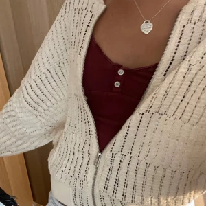 Vit stickad cardigan jacka med dragkedja från zara - Superfin vit stickad från zara, passar perfekt att ha över linnet nu på sommaren utan att det blir för varmt 🥰🥰säljer för att den inte används ❤️⚠️OBS bortrest 7juli-4aug, kan annars träffas Stockholm innan 