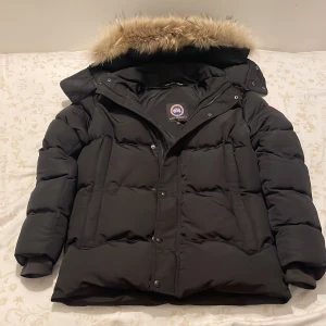  Canada goose jacka   - Svart Canada goose jacka med päls, går att justera pälsen och ta av den om man vill ha det utan. Har bara andvänt den under en vinter, ganska sällan. Skick 9/10 Storlek S. Vid frågor och funderingar skriv till mig! 🙏