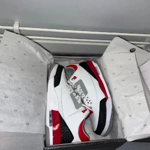 Nike Air Jordan 3 Fire Red sneakers - Säljer ett par Nike Air Jordan 3 Fire Red, de är färdig laced och används 2 ggr tidigare, har lagt tillbaka dem i boxen o haft dom där i några veckor 