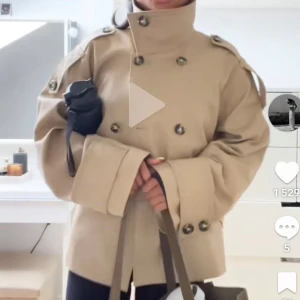 SÖKER!!Beige trenchcoat med hög krage - SÖKER EXTWR DENNA JACKA!! Kan betala bra!! Strl 36-38!!