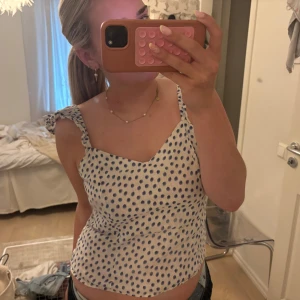 prickig topp - söt prickig topp, slutsåld på hemsidan och nästintill aldrig använd därav säljer jag den, storlek M men passar även mindre🌟 skriv för några frågor o använd gärna köp nu!
