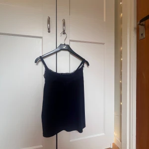 Mörkblå topp  - Supersnyggt mörkblått spetslinne köp från new Yorker 💖