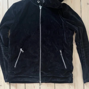 Svart Limitato zip hoodie S - Svart limitato hoodie i mjuk sammet med hel dragkedja och två snedställda fickor med dragkedja. Bra skick 9/10, storlek S. Pris är inte hugget till sten. 