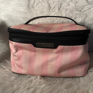 Victoria's Secret Makeup Bag - ficka för smink och borstar + två små fickor