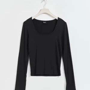 Svart långärmad topp - Snygg svart långärmad topp, med slit vid ärmsluten. Använd fåtal gånger! Nypris är 199kr. Om du har någon fundering eller bud så skriv privat! 🤩🙏🏻💘
