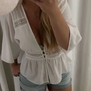 Vit blus / sommar topp från zara - Säljer denna skitsnygga och sköna blusen från Zara, säljer då jag har två av samma. Perfekt nu till sommaren eftersom den är väldigt luftig och bekväm. Knappt använd och som ny❤️