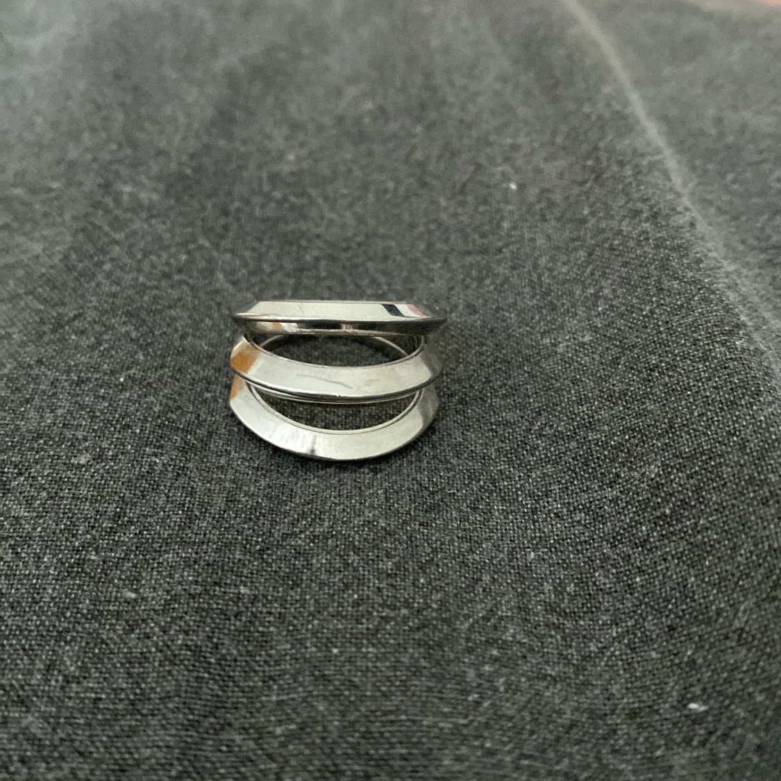 Chunky silverfärgad ring i lager från Edblad 