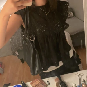 Svart blus - Säljer en söt svart blus från Mango. Inte riktigt min stil, men är perfekt för sommaren! Inga defekter, osäker om den blivit använd tidigare då jag fick den av min syster💓 pris kan alltid diskuteras!