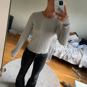 Ljusgrå tröja från Gant  - Jag säljer en Gant tröja i strl Xs men passar även S. Jättefin stilren tröja som passar till allt, perfekt för både sommaren och vintern! Pris kan såklart diskuteras och hör av dig vid minsta fundering! 💕