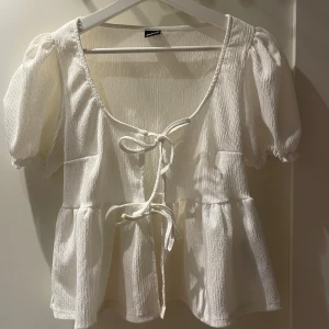 Vit blus med puffärm från Gina Tricot - Supersöt vit blus från Gina Tricot. Bra skick få den endast använts 1 gång.