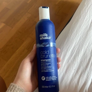 Milk Shake Cold Brunette Shampoo - Milk Shake Cold Brunette Shampoo är ett schampo speciellt för brunt hår, med mjölkproteiner och moringaolja. Kommer i en blå plastflaska på 300 ml med vit kork. Paraben- och SLES-fri formula som hjälper till att bevara kalla toner i brunt hår. OPS den vita linjen är hur mycke de är kvar nyrpis är 259 ja säljer för 80