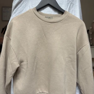 Beige sweatshirt - Enkel och stilren beige sweatshirt från Gina Tricot, basically basics-kollektionen. Tröjan är i storlek Xs!! Jag tror det är ett märke från larmet (se bild 4) Kontakta om du har några funderingar!!❤️