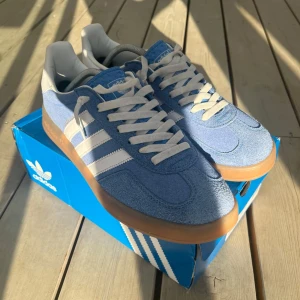 Adidas Gazelle Blue Fusion - Säljer dessa väldigt stilrena Adidas Gazelle (Indoor) Blue Fusion i storlek 44. De är knappt använda och i princip i nyskick. Nypris på dessa ligger upp mot 1400 och i detta skick är 699 ett oslagbart pris! Tveka inte att skriva om några frågor uppkommer! Pris kan diskuteras.