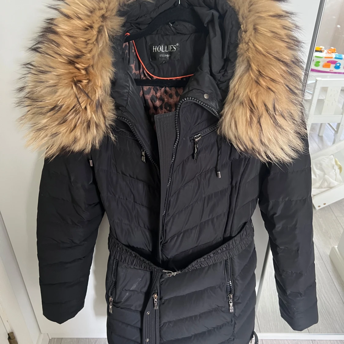 Svart lång dunjacka Hollies 