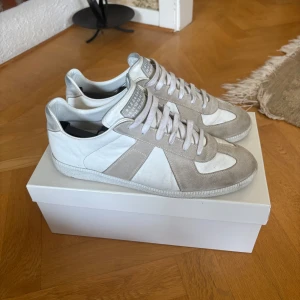 Maison Margiela gats - Tjena! säljer ett par äkta maison margiela gats i en helvit färg, passar med allt. Riktigt sköna. Storlek 44. De ser lite smutsiga ut men med en mochaborste så kommer de se helt nya ut. Pris 3499. Skriv om ni har frågor eller vill ha fler bilder