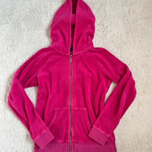 Rosa juicy kofta - Kofta från juicy couture! Troligen från ungefär 2010. Står storlek 12, jag skulle säga xs/s. Supersnygg, bara inte riktigt min stil. Dragkedjan är i guld och det är det gamla j:et!