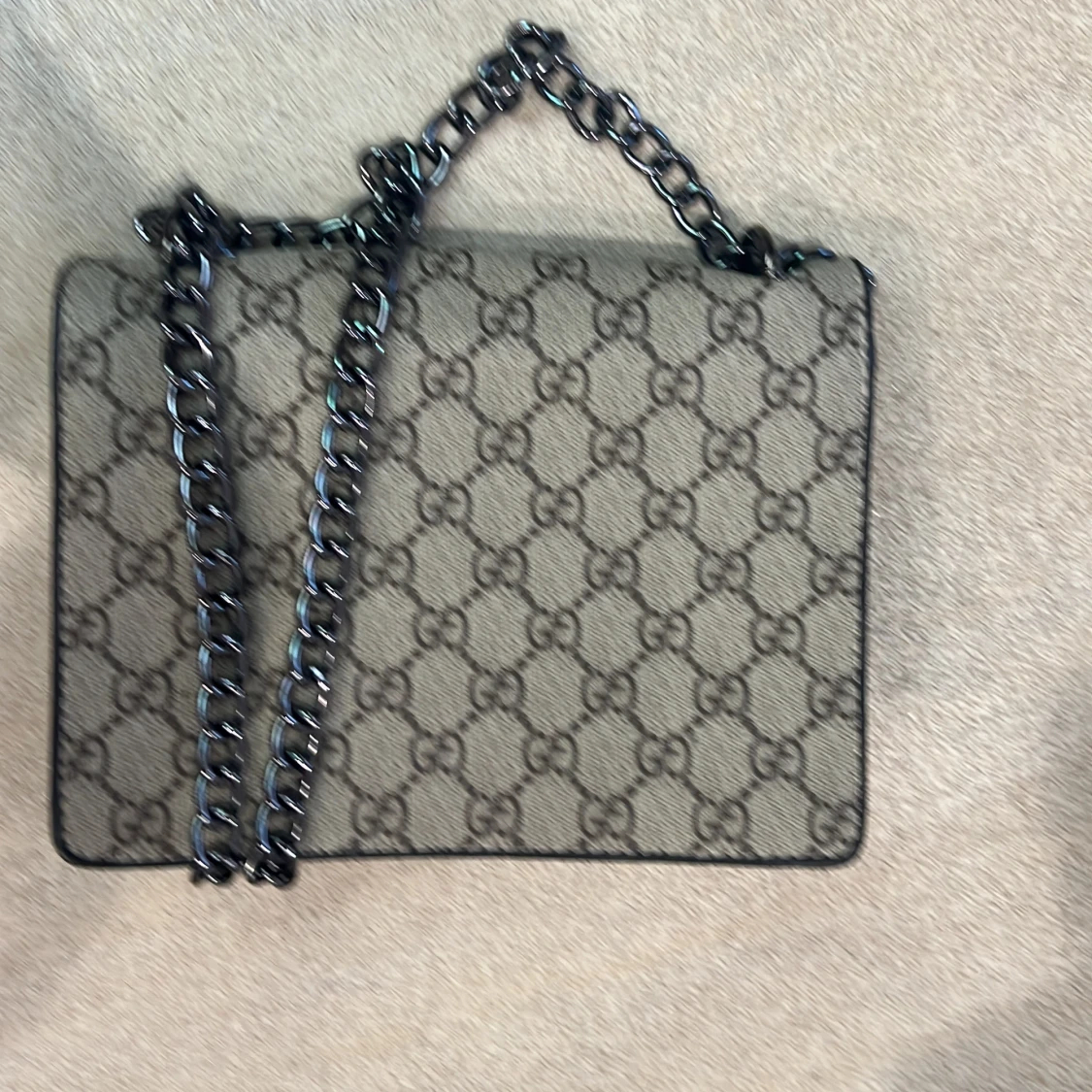 Beige axelväska med kedja och pärlor - 4