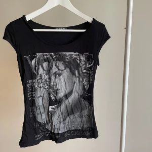 Victoria Beckham t-shirt - Tuff t-shirt med Vogue tryck på Victoria Beckham. Glittriga bokstäver, svart, skulle uppskatta till storlek XS/S. 🖤 #men vogue #model #victoriabeckham #y2k #lowrise #print #fashion #glitter #stockholm #style #scandi #drainer #emo #alternative #trend #tiktok #snatched