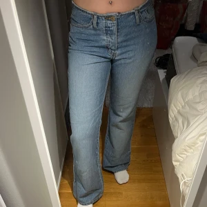 Ljusblå bootcut jeans - Snygga jeans som tyvärr inte passar längre. Det saknas en knapp men som är enkel att fixa. Det står även storlek 40 men skulle säga att den är mindre i storleken.