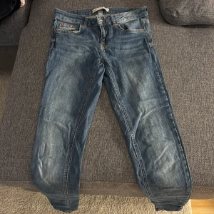 Blå jeans från Perfect Jeans, modell LISA - Snygga blå jeans från Perfect Jeans, modell LISA💕Jeansen har normal passform, raka ben/halvt skinny och orangea kontrastsömmar. Tillverkade i slitstarkt denim med dragkedja och knapp framtill. Kom privat för mer information😇