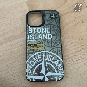 STONE ISLAND SKAL - Säljer stone Island skal i flera olika färger. Skalet passar på iPhone 13-14-15 säljer dem för 149 kr ingen prutning