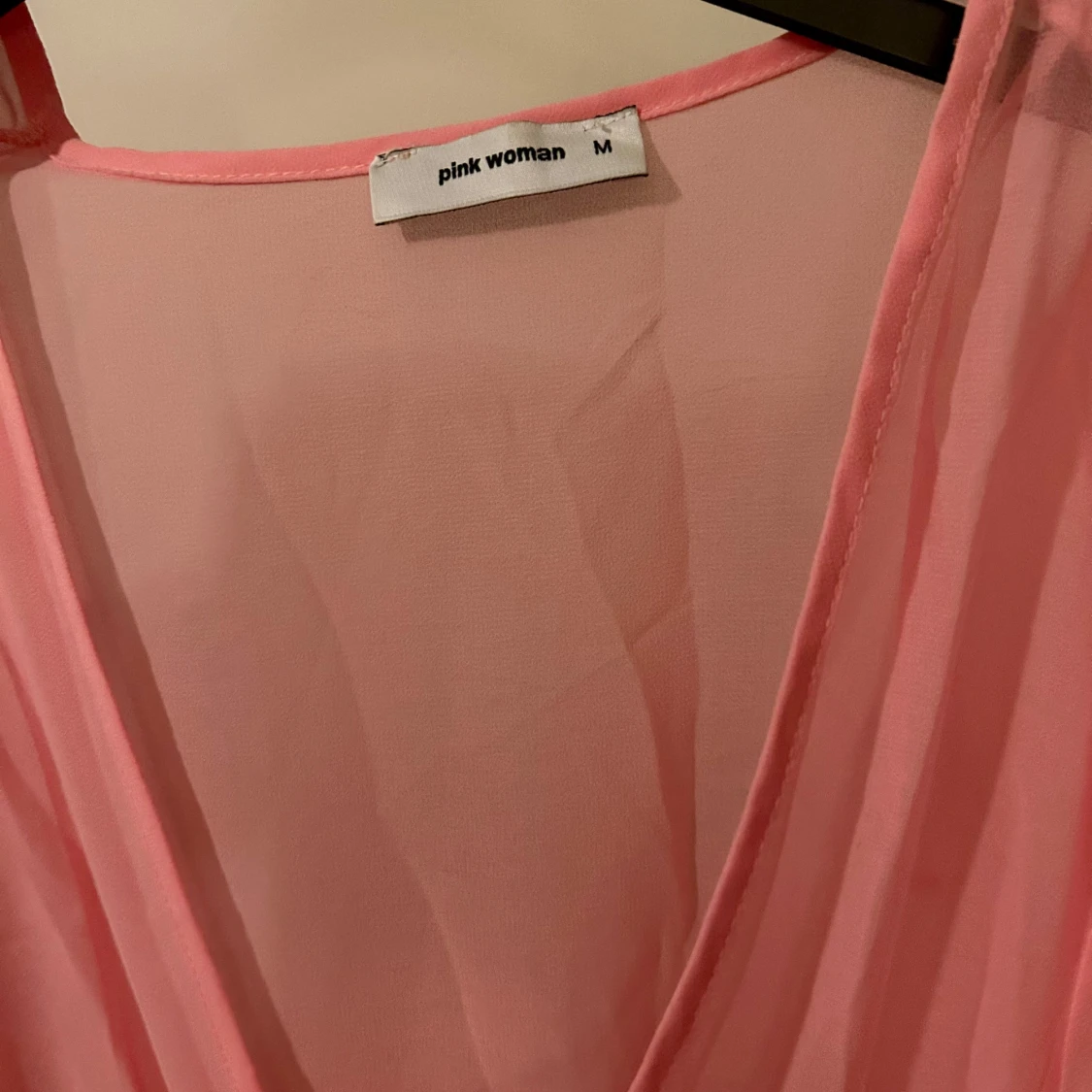 Rosa blus med volang från Pink Woman - 2