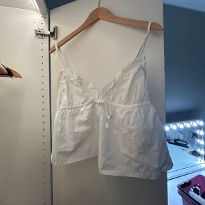 Vit gina topp - Så söt vit topp från Gina🩷Storlek S och aldrig använd. Skriv vid frågor eller köp direkt! 