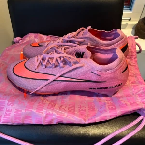 Nike mercurial elite  - Tja! Säljer ett par sjukt snygga Nike Mercurial Vapor 16 Elite AG Pro Mad energy. Skick: 9/10 använda en gång. Skorna är i storlek 44, men modellen är liten i storlek och passar bättre för dig som normalt har 42–43. Pris 2099 men pris kan diskuteras. Kom DM för fler bilder eller funderingar. 🔥🤝🏾
