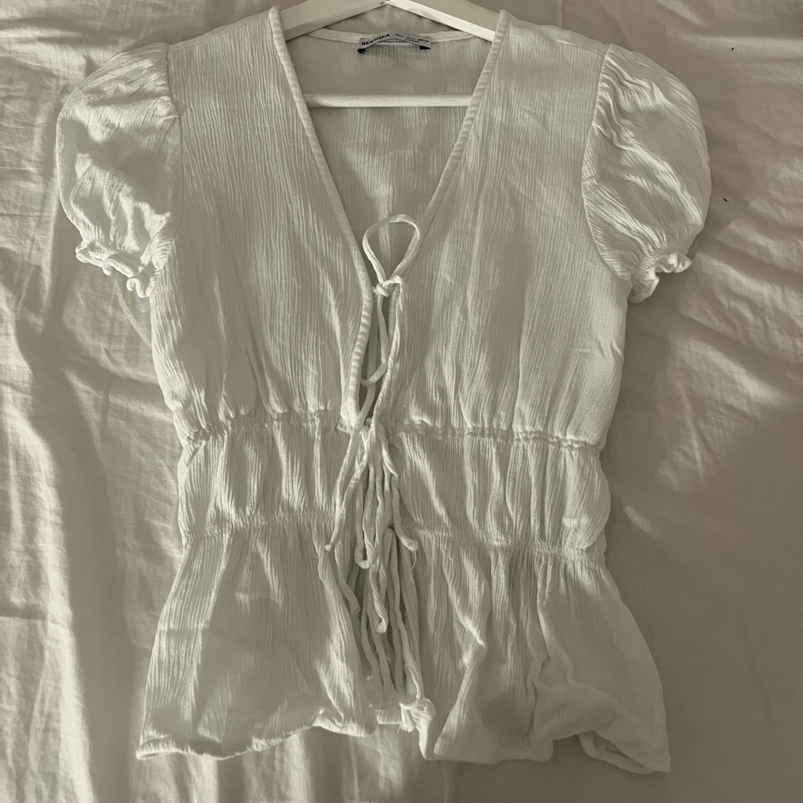 Vit blus med knyt från Bershka - 1
