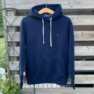 HELT NY! Marinblå Ralph Lauren Hoodie  - Säljer denna feta Hoodie, helt ny aldrig använd enbart provad på. Riktigt fet. Storlek S, passar som en liten S eller XS. Nypris omkring 2400, säljer till hälften ungefär. Passa på och köp för bättre skick på en Ralph Lauren Hoodie än detta kommer ni ej hitta. Hör gärna av er vid funderingar🙌💙